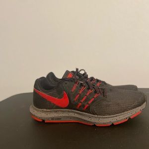 Nike Run Swift Running Shoe men’s size 9.5 black and red
